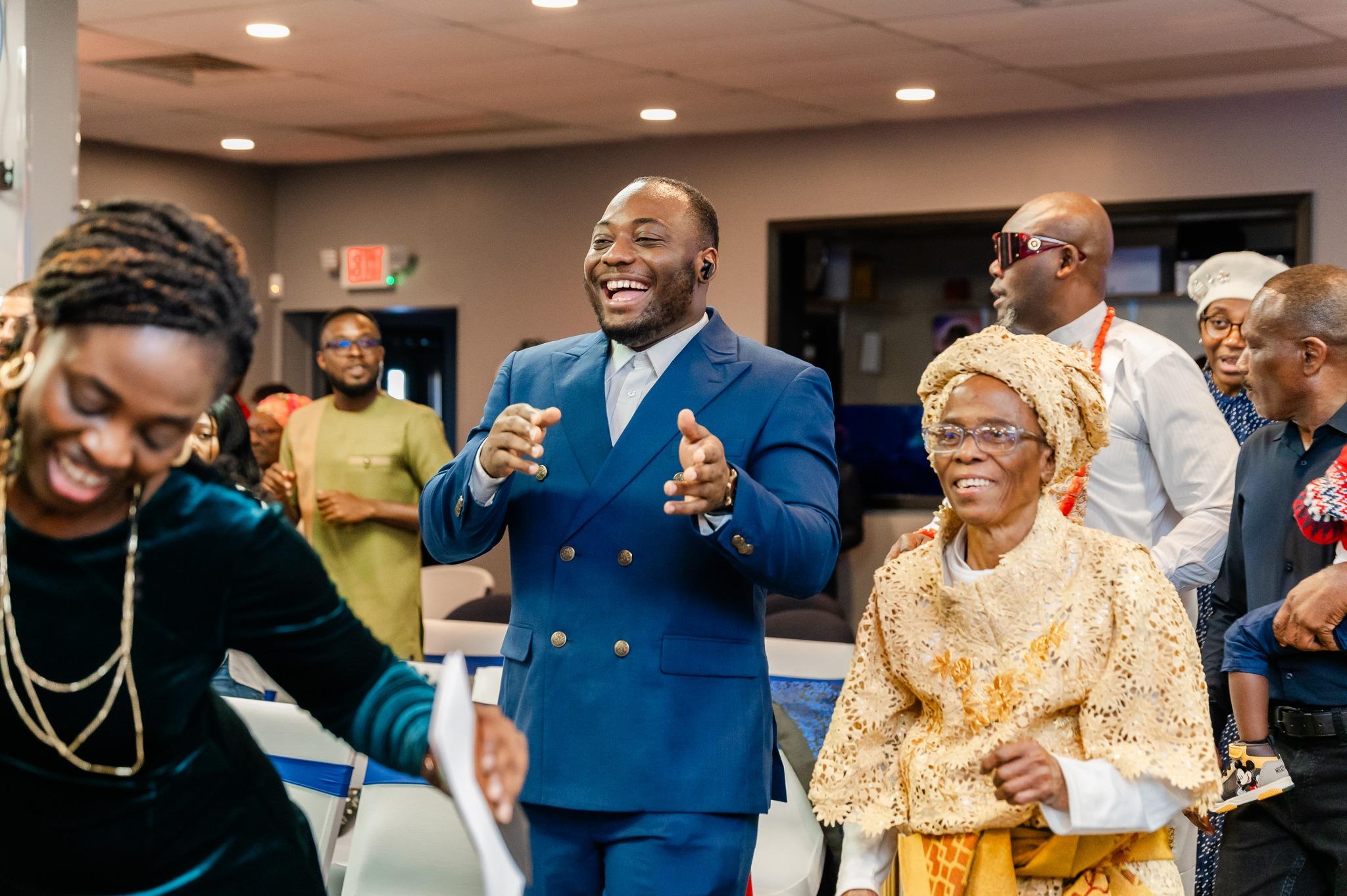 The FoF congregation in joyful worship